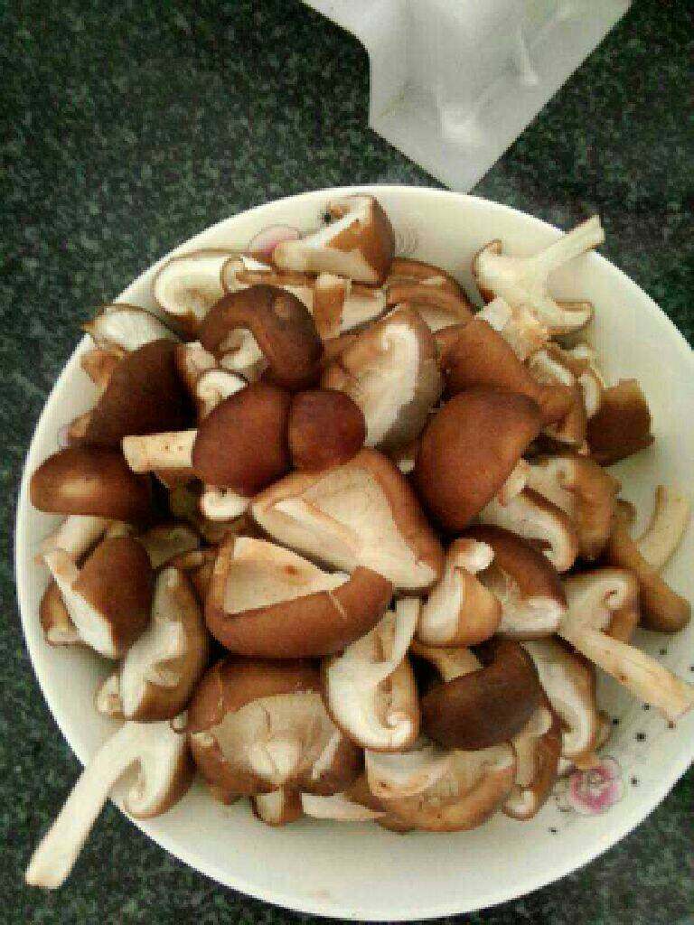 猪肉炒香菇,<a style='color:red;display:inline-block;' href='/shicai/ 230'>香菇</a>洗干净对半切开