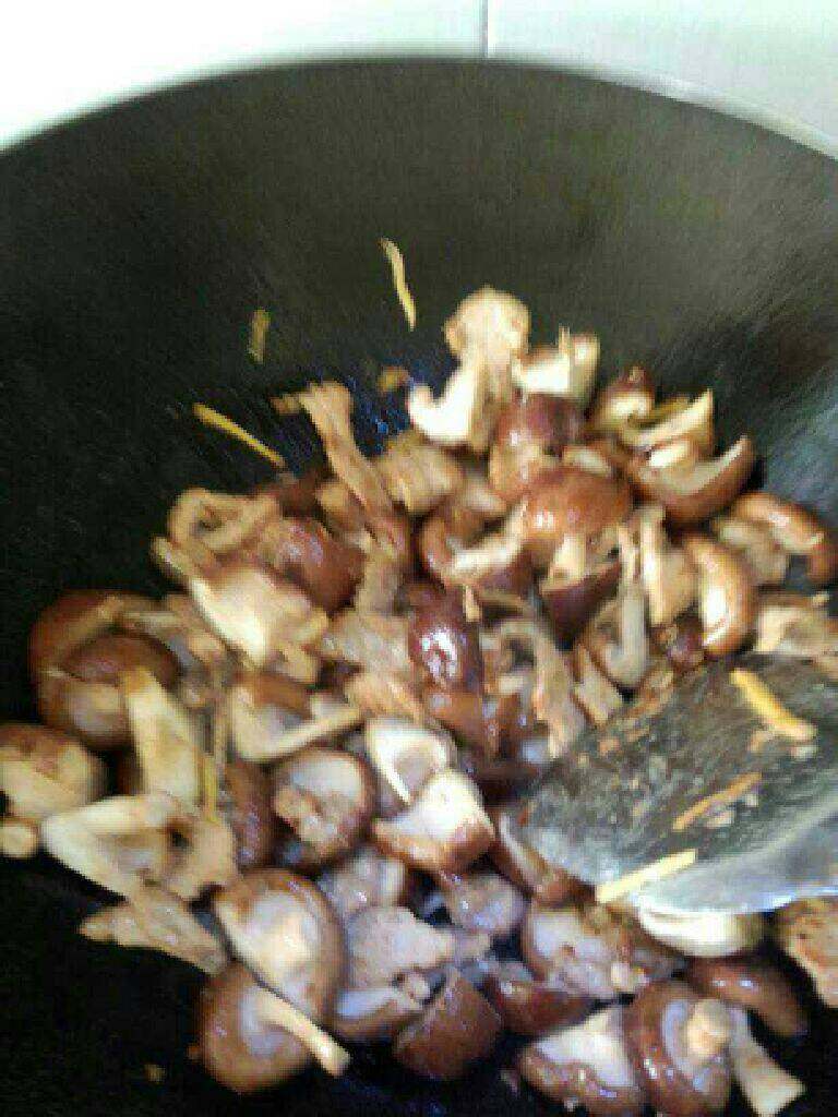 猪肉炒香菇,倒入香菇翻炒软