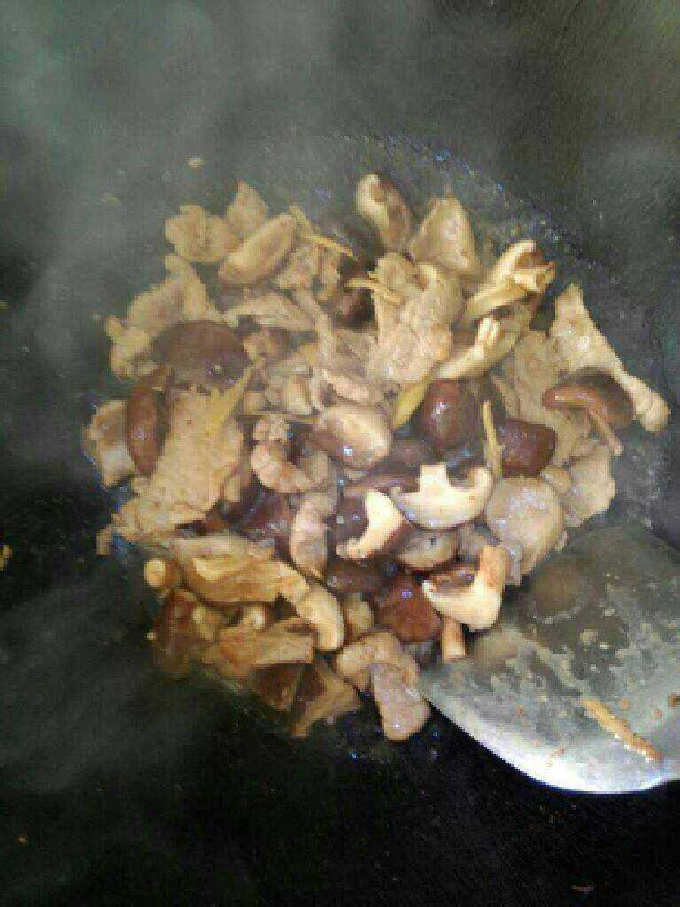 猪肉炒香菇,最后起锅前，用水淀粉勾芡一下