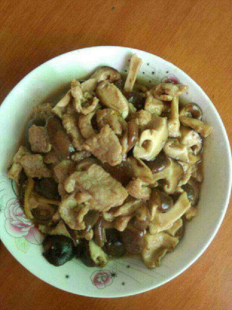 猪肉炒香菇,哒哒哒，出锅了。