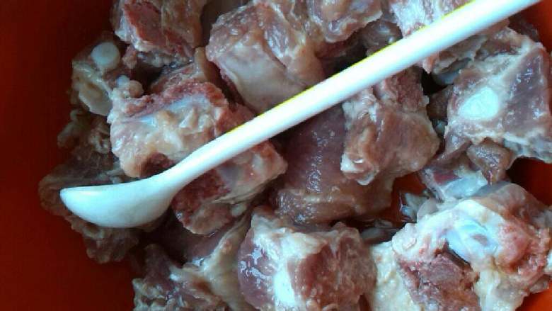 ≈糖醋菠萝排骨≈,把<a style='color:red;display:inline-block;' href='/shicai/ 434'>排骨</a>洗净用盐，料酒，白糖腌制20分钟，再加入生粉拌匀