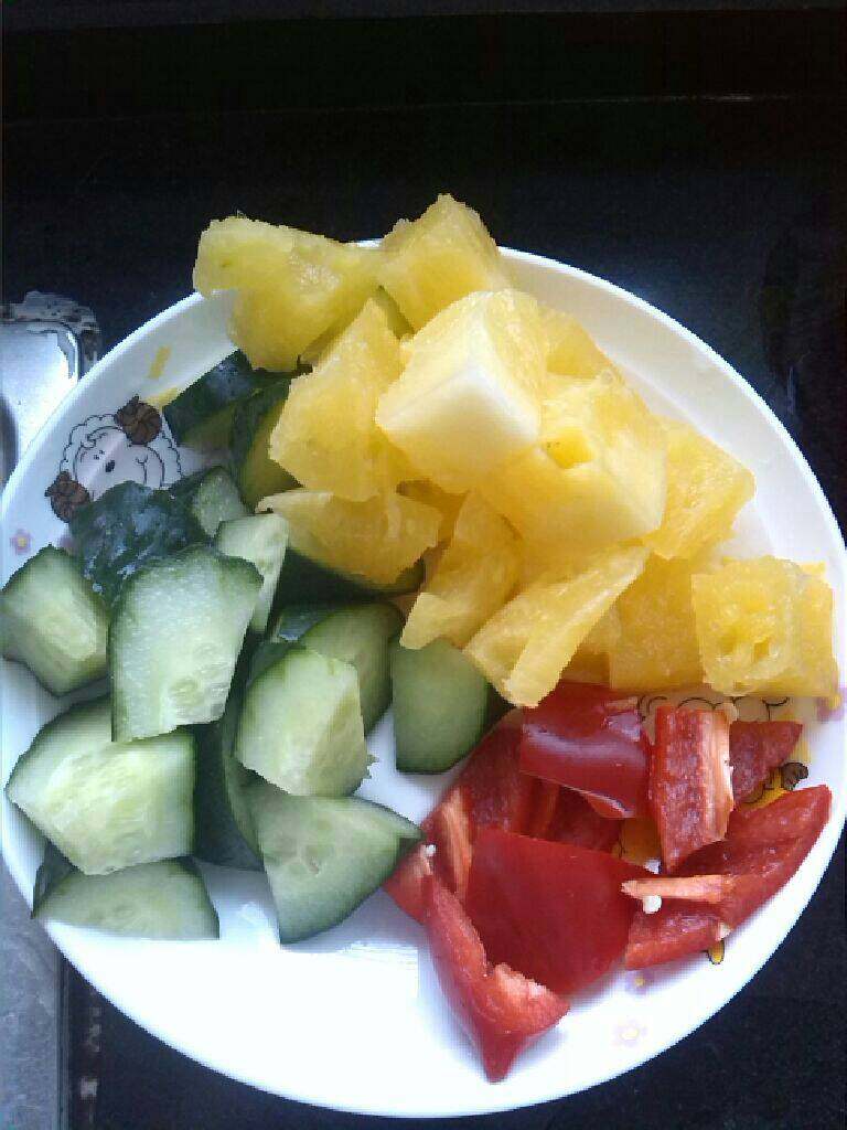 ≈糖醋菠萝排骨≈,<a style='color:red;display:inline-block;' href='/shicai/ 597'>菠萝</a>，<a style='color:red;display:inline-block;' href='/shicai/ 54'>黄瓜</a>，红甜椒切块