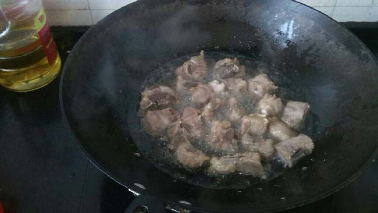 ≈糖醋菠萝排骨≈,排骨入油锅炸酥