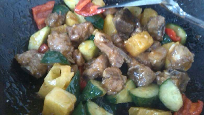 ≈糖醋菠萝排骨≈,最后把排骨和菠萝倒进去翻炒均匀即可