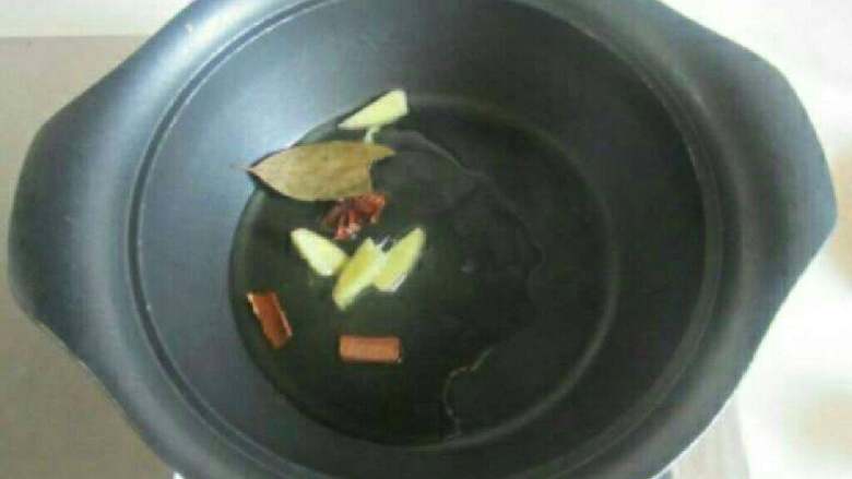 自制土豆烧鸡翅,锅内放油烧热，下<a style='color:red;display:inline-block;' href='/shicai/ 695'>八角</a>  <a style='color:red;display:inline-block;' href='/shicai/ 710'>桂皮</a> <a style='color:red;display:inline-block;' href='/shicai/ 741'>香叶</a> 姜片炒香。