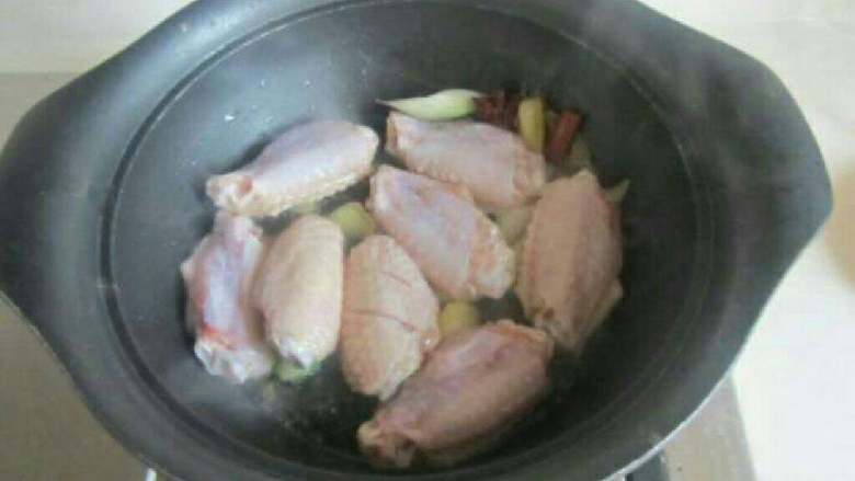 自制土豆烧鸡翅,倒入腌好的鸡翅。