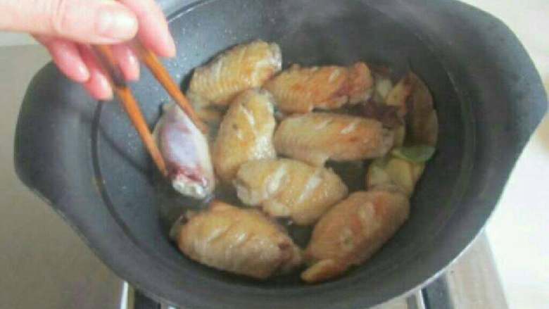 自制土豆烧鸡翅,煎至两面金黄。