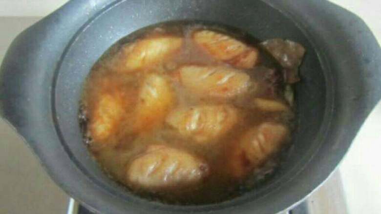 自制土豆烧鸡翅,倒适量<a style='color:red;display:inline-block;' href='/shicai/ 788'>生抽</a> 水翻炒几下，煮开锅。