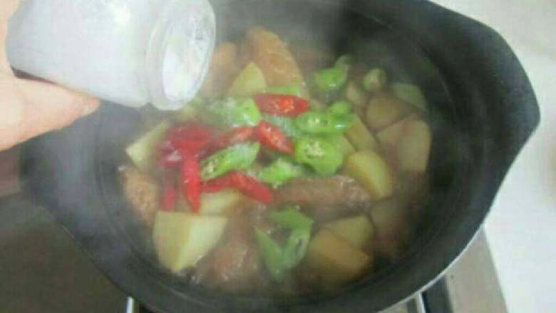 自制土豆烧鸡翅,放青红椒 盐翻炒均匀收汁。