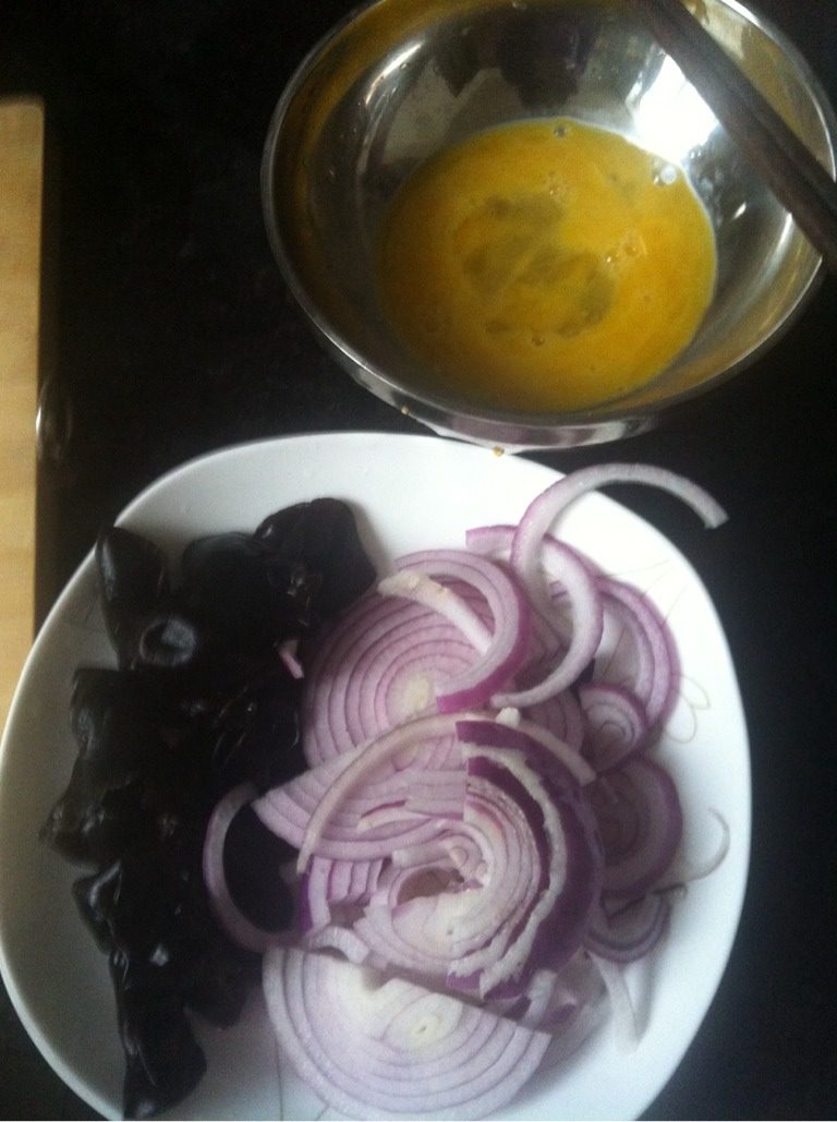 洋葱木耳炒鸡蛋,<a style='color:red;display:inline-block;' href='/shicai/ 29'>洋<a style='color:red;display:inline-block;' href='/shicai/ 3250'>葱</a></a>洗净切条，<a style='color:red;display:inline-block;' href='/shicai/ 233'>木耳</a>泡发，<a style='color:red;display:inline-block;' href='/shicai/ 9'>鸡蛋</a>打散备用