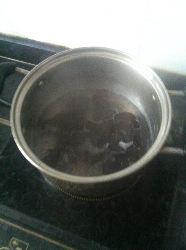 洋葱木耳炒鸡蛋,泡发的木耳放水里煮两分钟