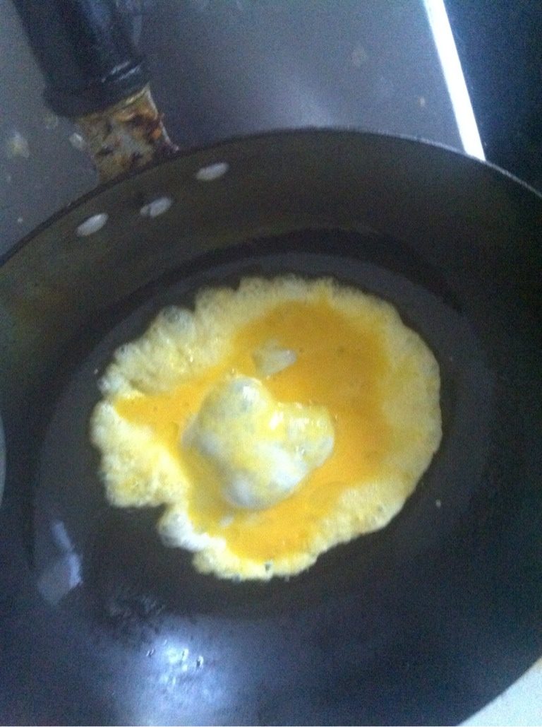 洋葱木耳炒鸡蛋,锅内加油，加鸡蛋炒成块备用