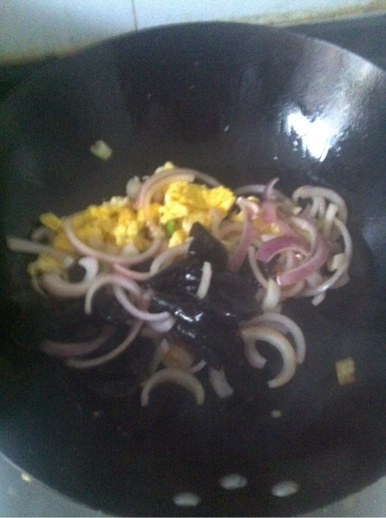 洋葱木耳炒鸡蛋,留底油加热，葱花爆香，下洋葱翻炒两分钟，加入木耳，鸡蛋块翻炒，加<a style='color:red;display:inline-block;' href='/shicai/ 788'>生抽</a>，盐，翻匀即可