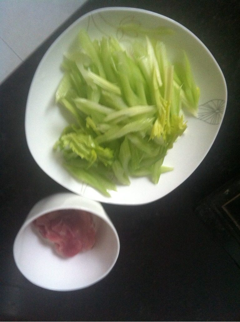 芹菜炒肉片,<a style='color:red;display:inline-block;' href='/shicai/ 125'>芹菜</a>洗净切斜刀，肉切片