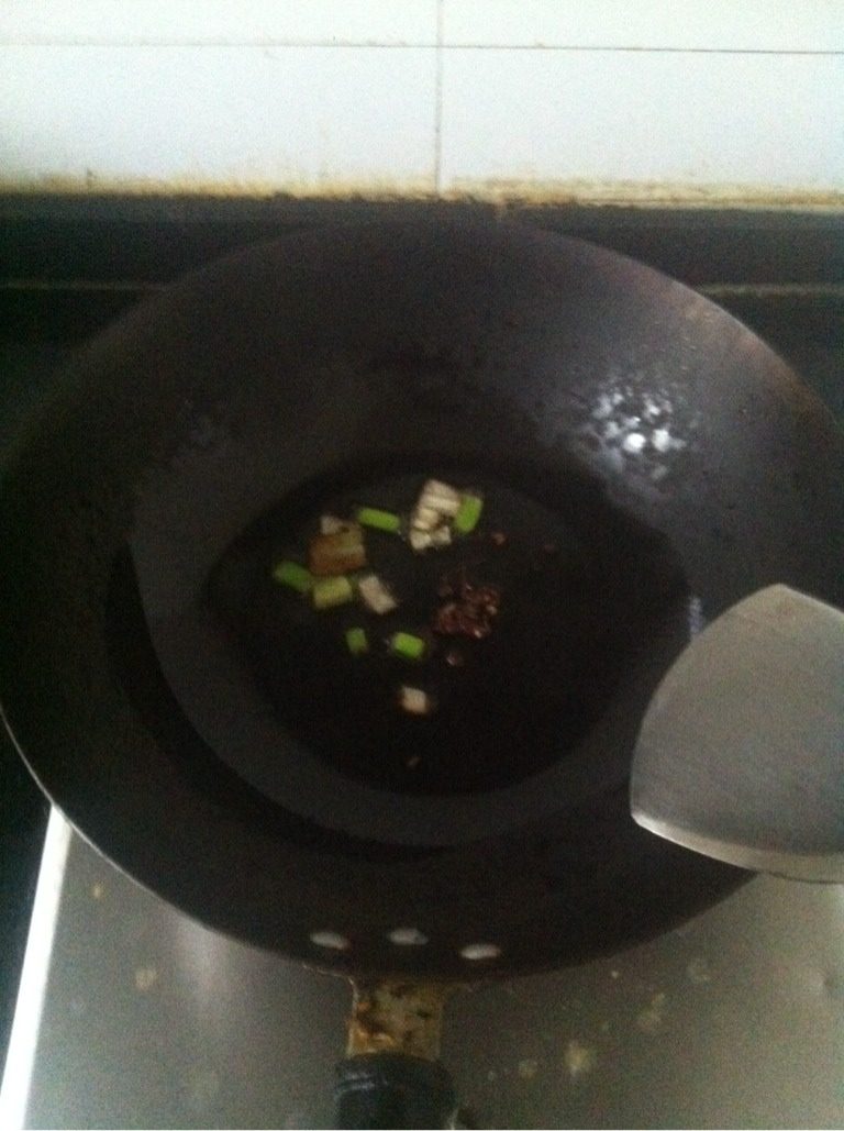 芹菜炒肉片,肉热后加<a style='color:red;display:inline-block;' href='/shicai/ 700'>花椒</a>炒出香味，捞出不要，下葱花