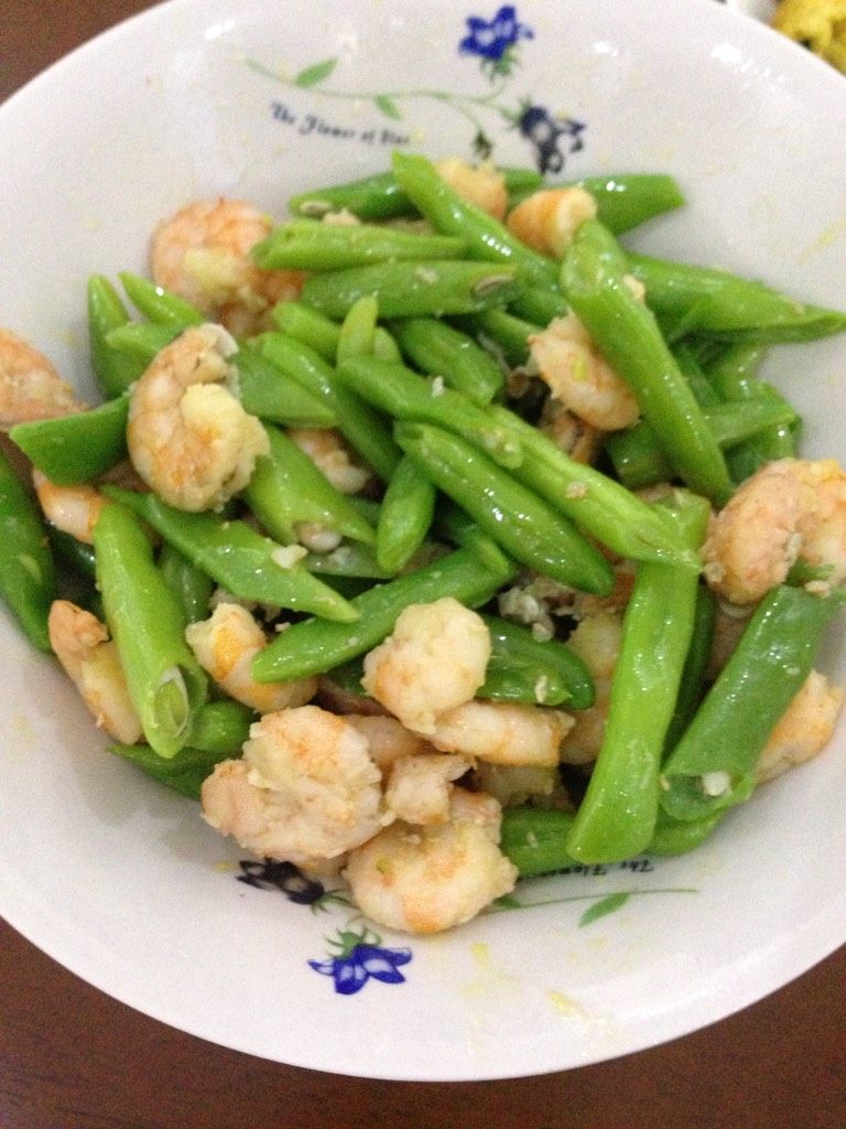 虾仁炒豆角,然后加入适量盐，即可出锅。