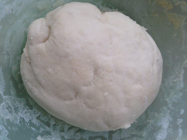 香芹猪肉水饺,<a style='color:red;display:inline-block;' href='/shicai/ 519'>面粉</a>加入适量水，和好，发一个小时。