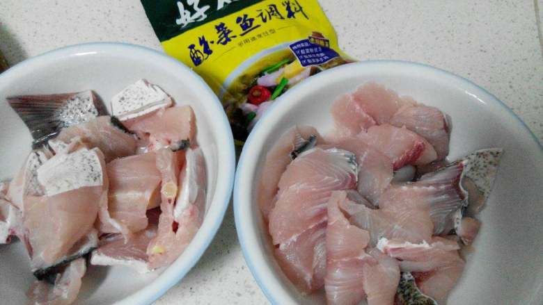 酸菜鱼,鱼洗干净后,用腌料包腌上,再鱼片,鱼骨分开放(鱼买时已处理),鱼片里再调入淀粉腌制