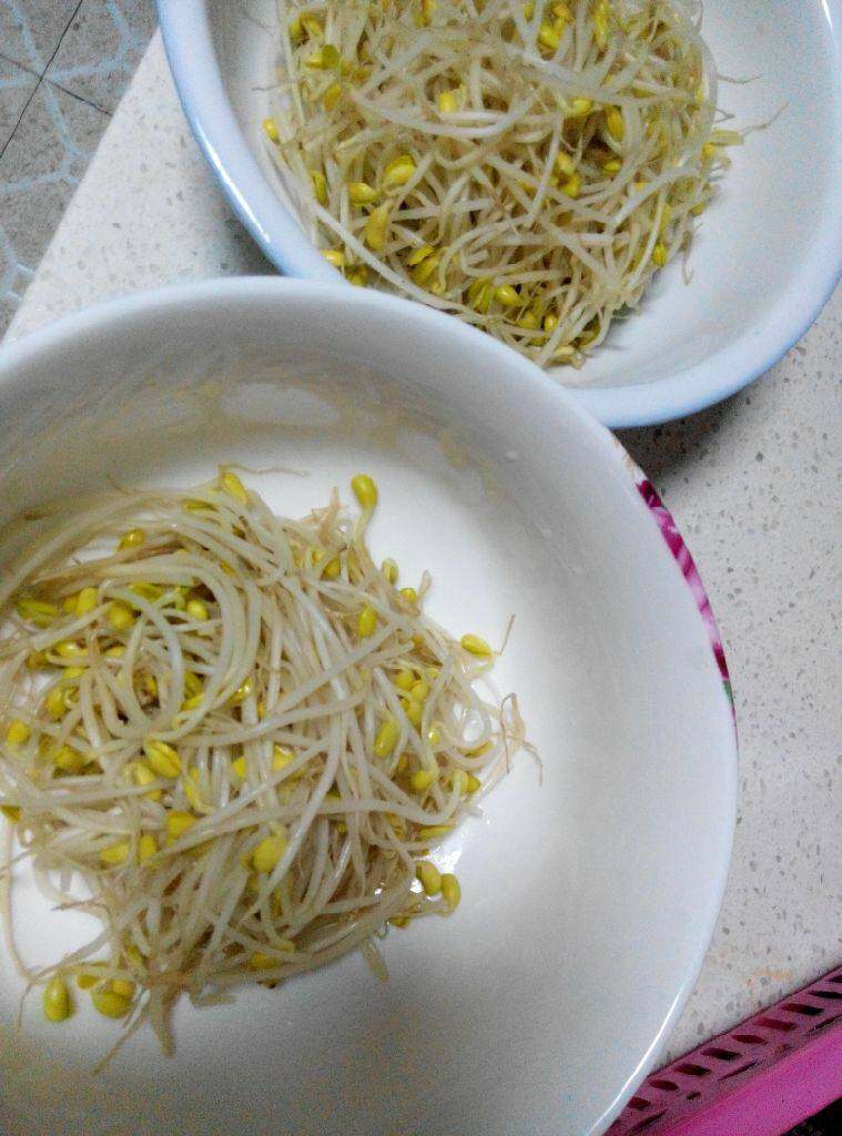 酸菜鱼,沥干水份,放入碗底