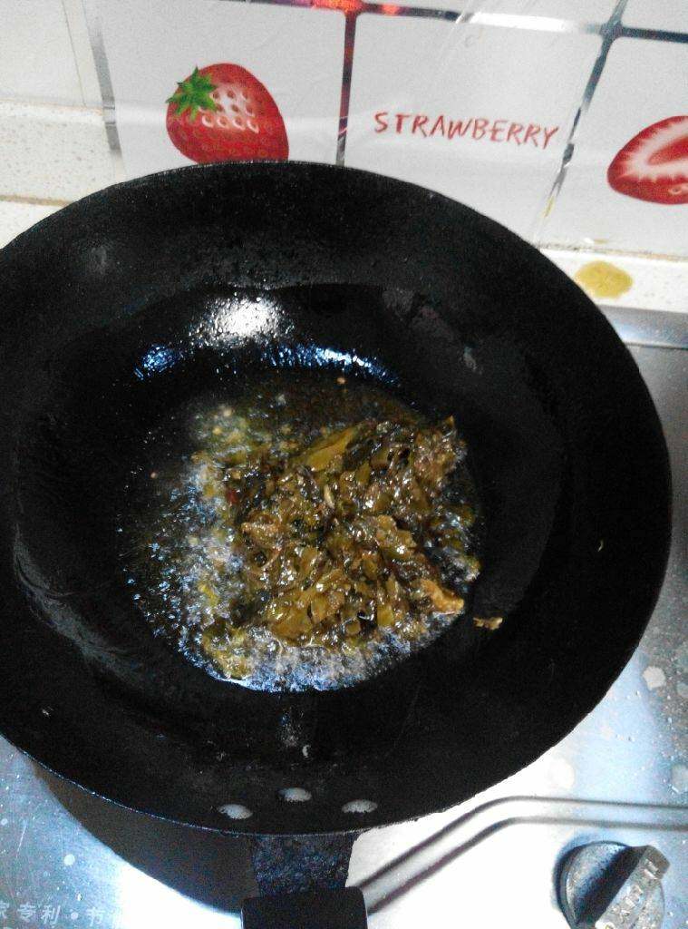 酸菜鱼,起锅,热油,下入酸菜包,翻炒