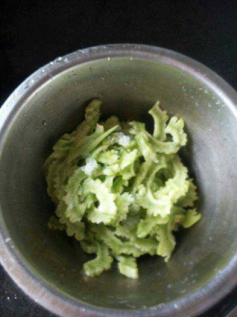 苦瓜炒蛋,<a style='color:red;display:inline-block;' href='/shicai/ 55'>苦瓜</a>切片用盐水泡着【这样炒出来不会苦】