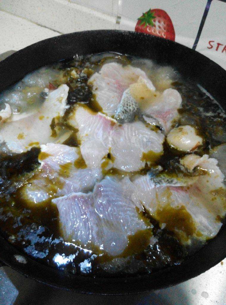 酸菜鱼,水开后，再下入鱼片，（期间要尝一下味道，看是否差盐少味），调入<a style='color:red;display:inline-block;' href='/shicai/ 134448'>山胡椒油</a>，<a style='color:red;display:inline-block;' href='/shicai/ 756'>鸡精</a>