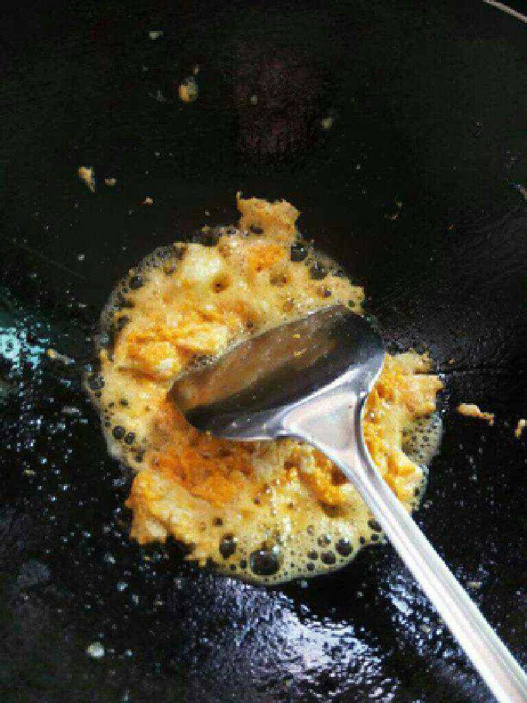 苦瓜炒蛋,热锅放油先炒熟<a style='color:red;display:inline-block;' href='/shicai/ 9'>鸡蛋</a>