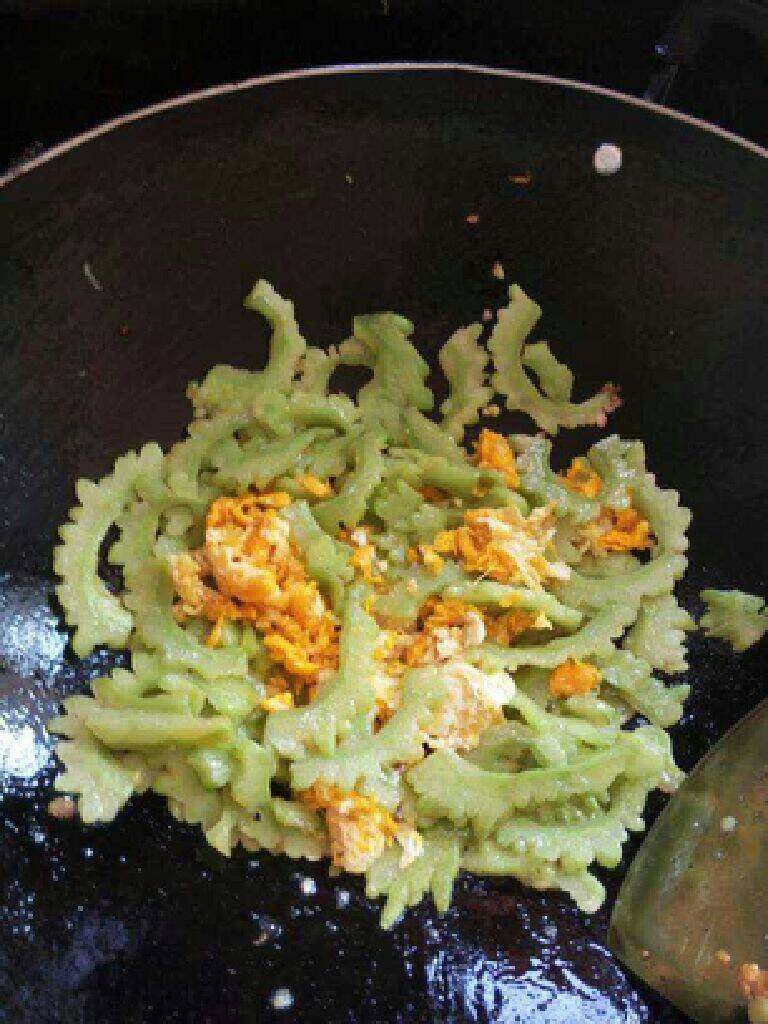 苦瓜炒蛋,放入鸡蛋翻炒，加盐鸡精出锅