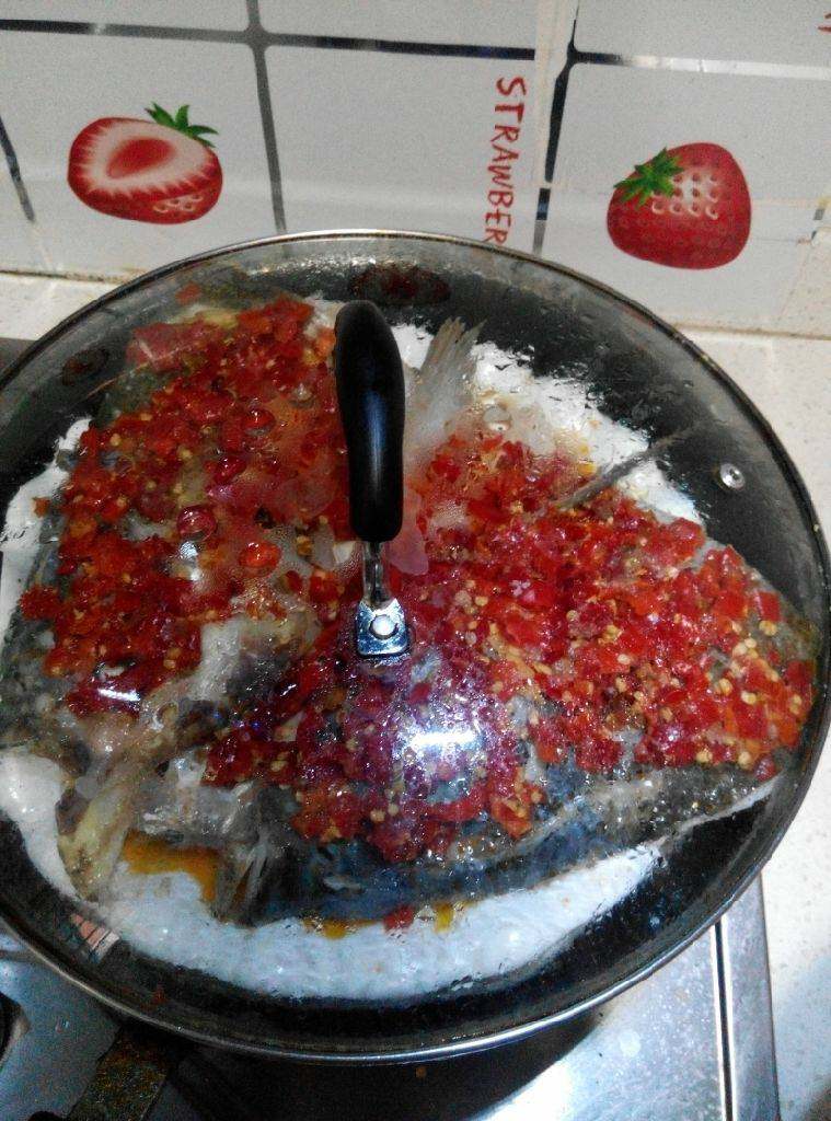 剁椒鱼头,起锅，热水，放入鱼头，蒸15分钟