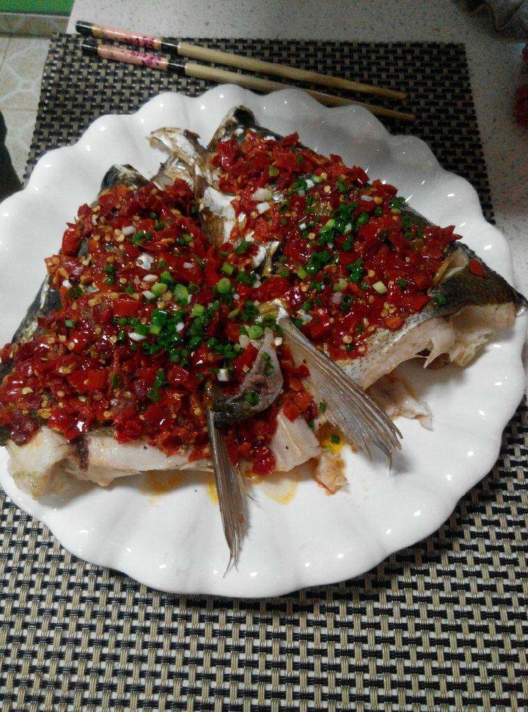 剁椒鱼头,浇在鱼头上即可