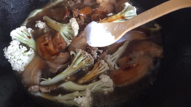 香菇肉片煲,适量白<a style='color:red;display:inline-block;' href='/shicai/ 10588'>糖</a>,盖上盖,中小火慢炖