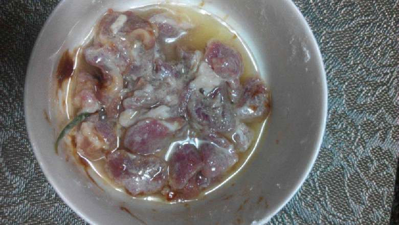 瘦肉丝瓜炒面筋,<a style='color:red;display:inline-block;' href='/shicai/ 429'>瘦肉</a>加盐，酱油。生粉。花生油腌制