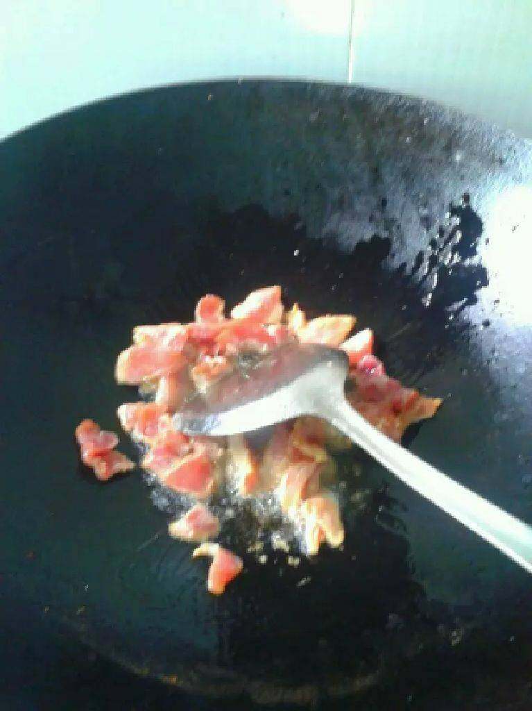 瘦肉丝瓜炒面筋,锅放油把瘦肉煸炒六成熟捞出