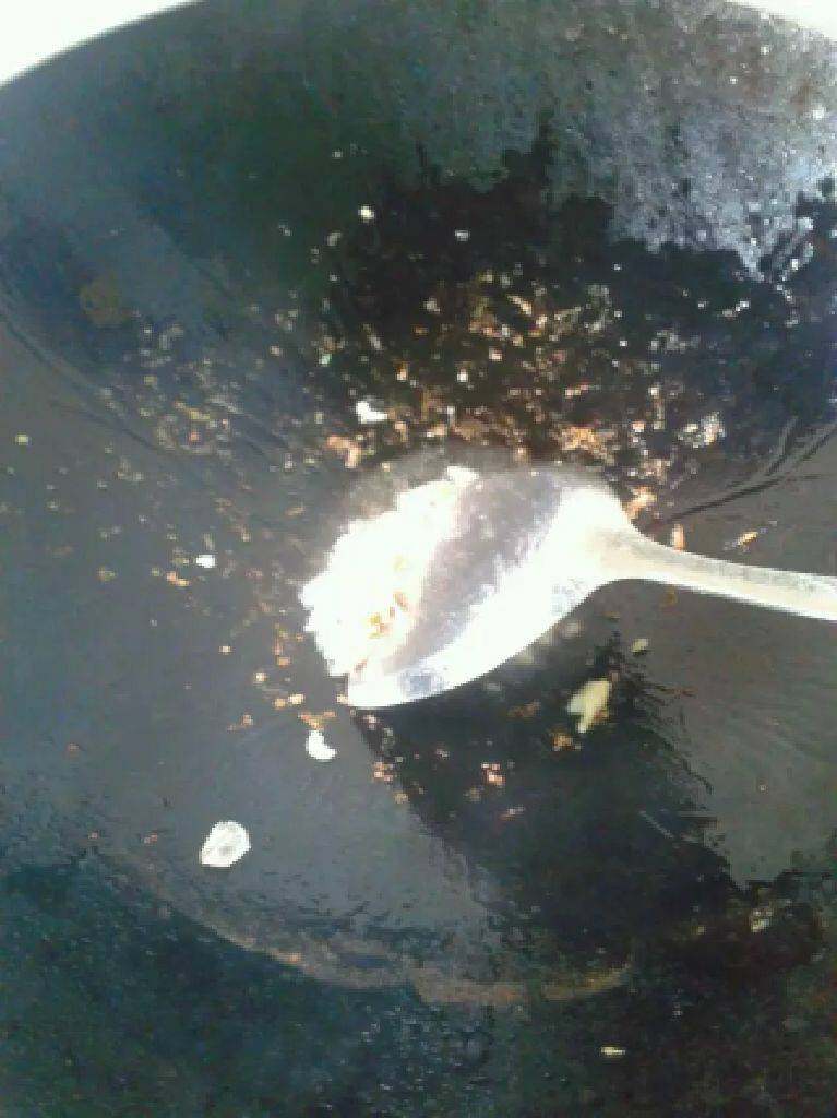 瘦肉丝瓜炒面筋,锅留油。放蒜米爆香