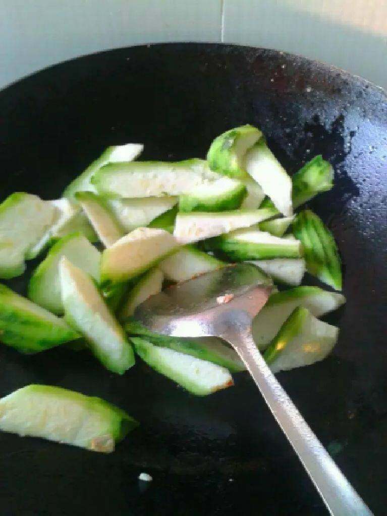 瘦肉丝瓜炒面筋,倒入丝瓜