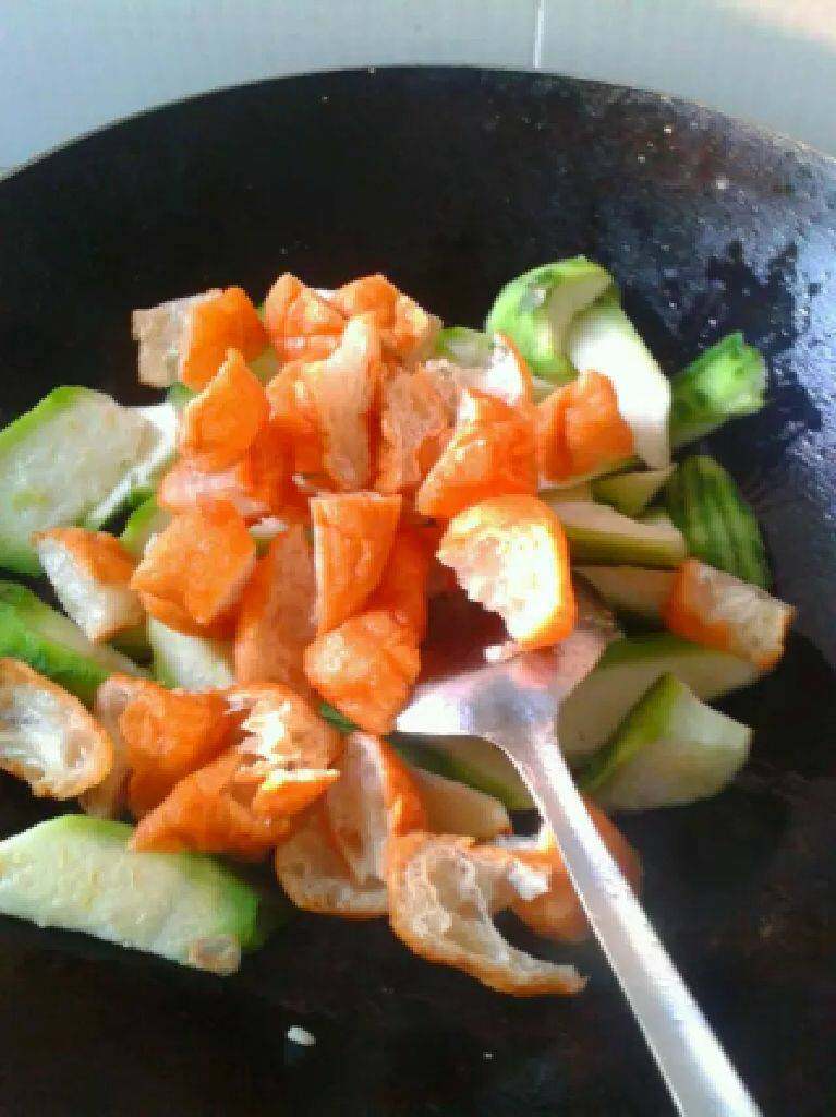 瘦肉丝瓜炒面筋,倒入面筋