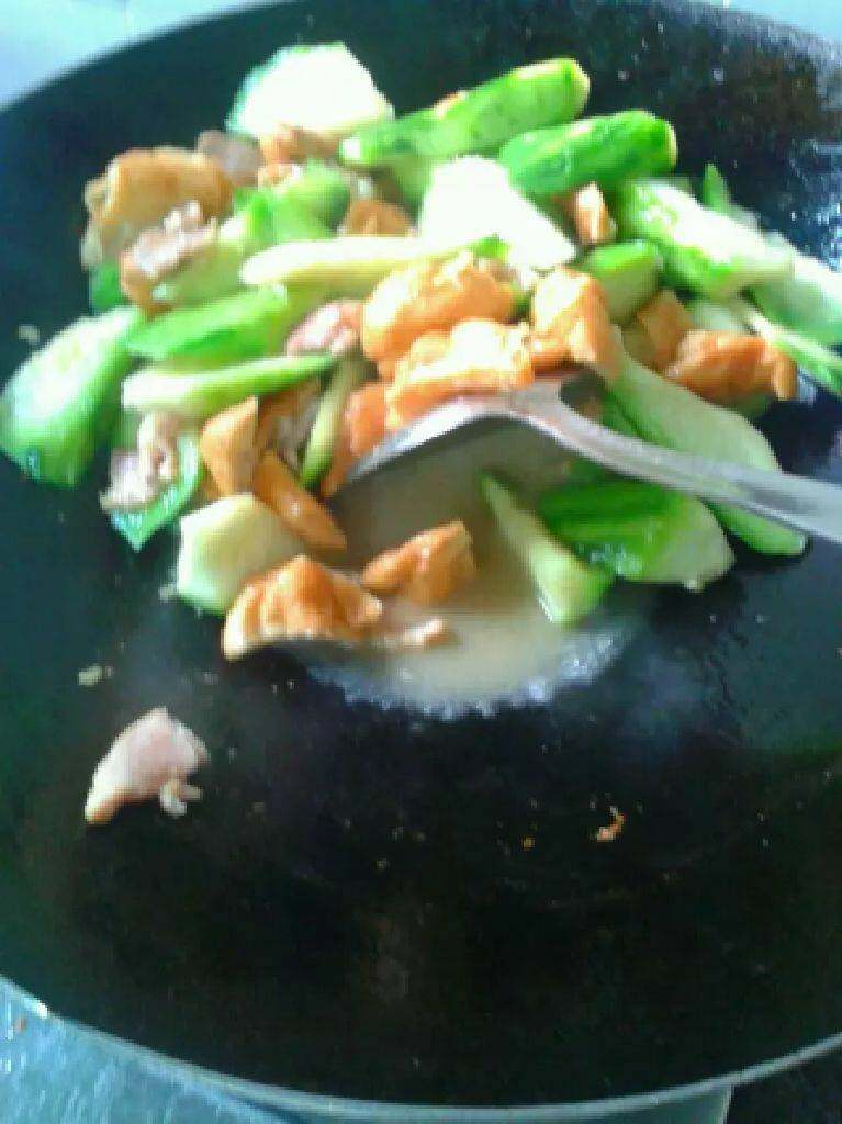 瘦肉丝瓜炒面筋,倒入适量水翻炒。
