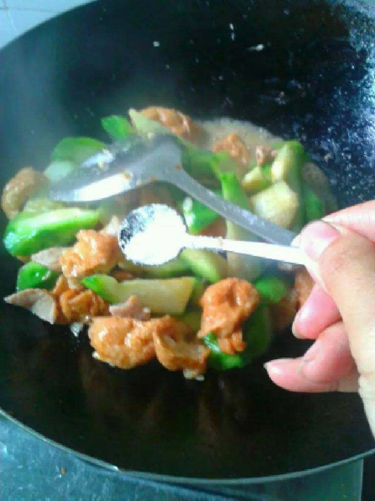 瘦肉丝瓜炒面筋,加入适量耗油和一点盐翻炒至熟即可出锅了