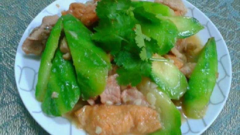 瘦肉丝瓜炒面筋,记得不要把丝瓜过渡翻炒至缩水。丝瓜炒断生即可