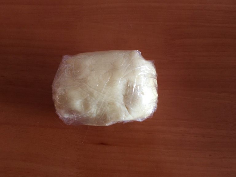 卡通饼干,如图用保鲜膜包裹起来,放冰箱冷藏半个小时。
