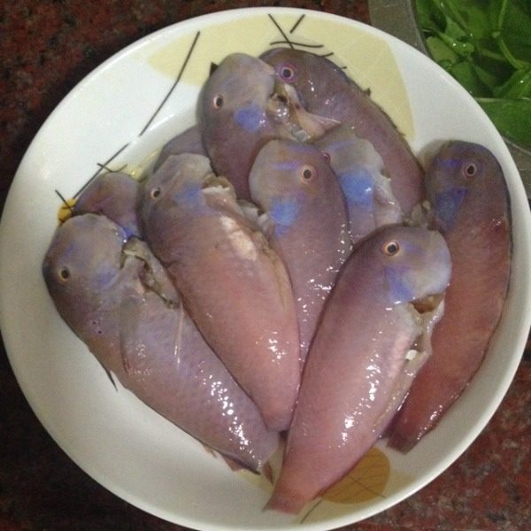 香煎老鼠鱼,老鼠鱼去肚洗净，不用刮鳞（鳞可以吃），用盐抹均匀腌一个小时左右，腌好后将残余的盐洗净然后沥干水分