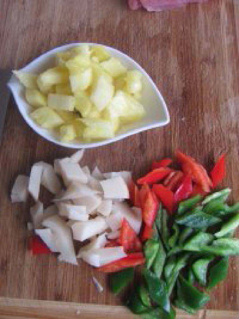 菠萝咕噜肉,准备好所有的食材，菠萝用淡盐水浸泡备用。菠萝，竹笋切块，青红椒切菱形块。