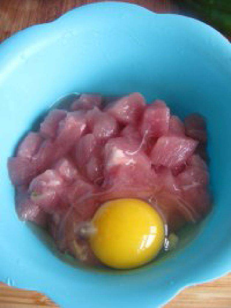 菠萝咕噜肉,猪肉洗净切寸块加少许盐和料酒腌拌10分钟。腌制的肉中倒入一个鸡蛋拌均匀。