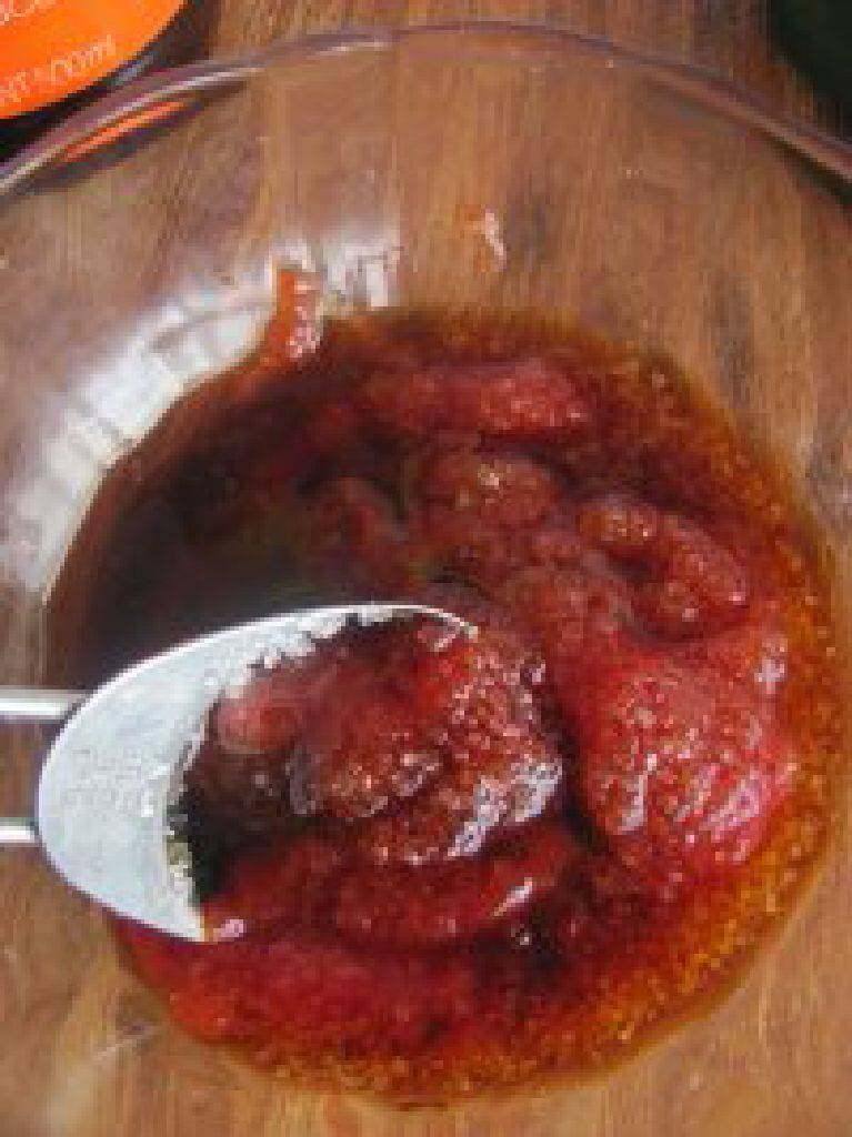 菠萝咕噜肉,取一份小碗放入番茄酱，生抽，米醋，白糖，盐，鸡精搅拌均匀备用。
