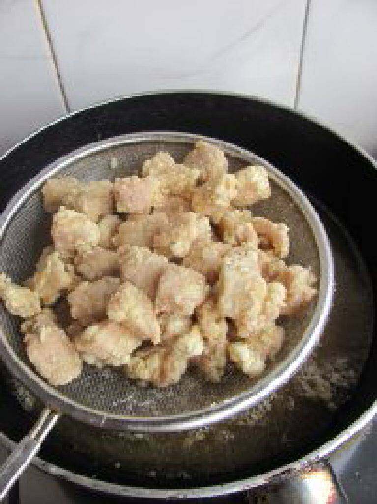 菠萝咕噜肉,锅中油烧热倒入肉块炸制。微金黄捞出。