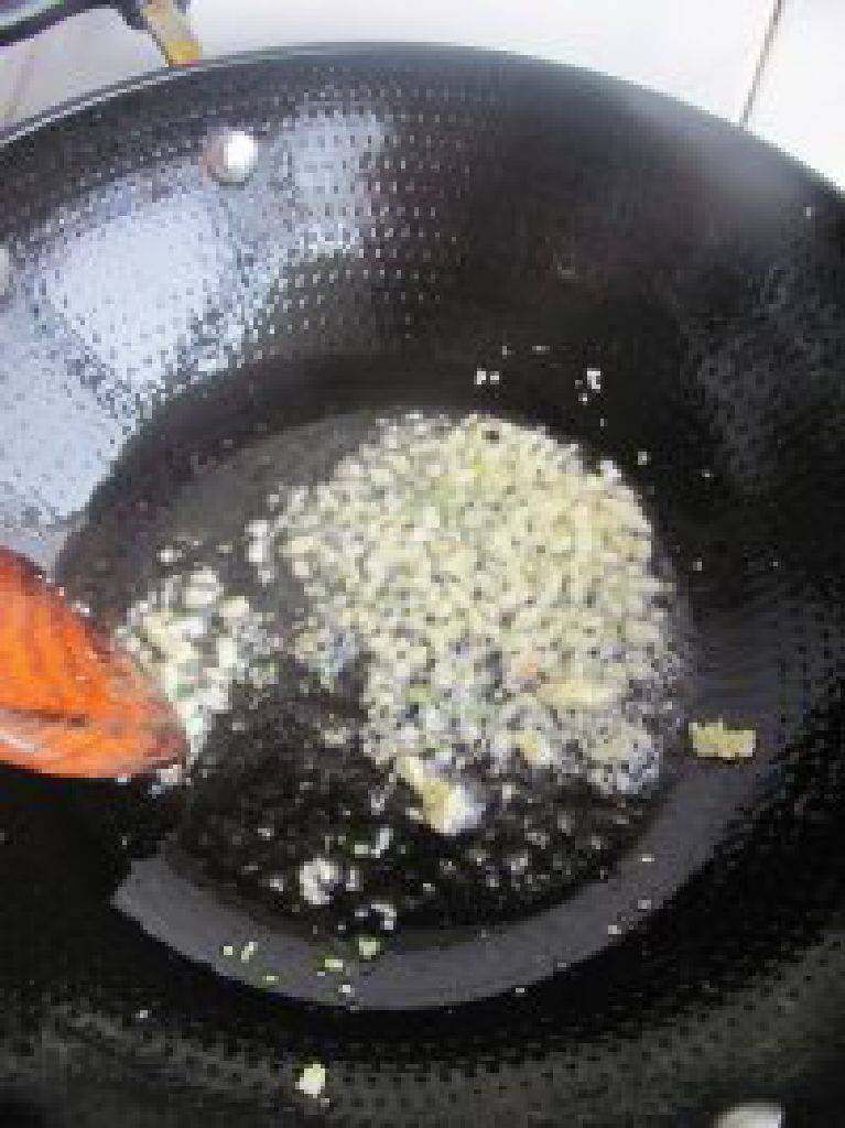 菠萝咕噜肉,再放入蒜末爆香。