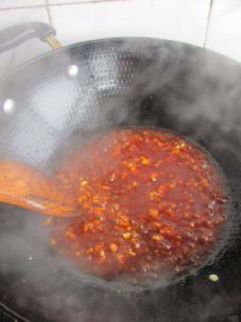 菠萝咕噜肉,倒入调好的酸甜汁，大火熬出香味。