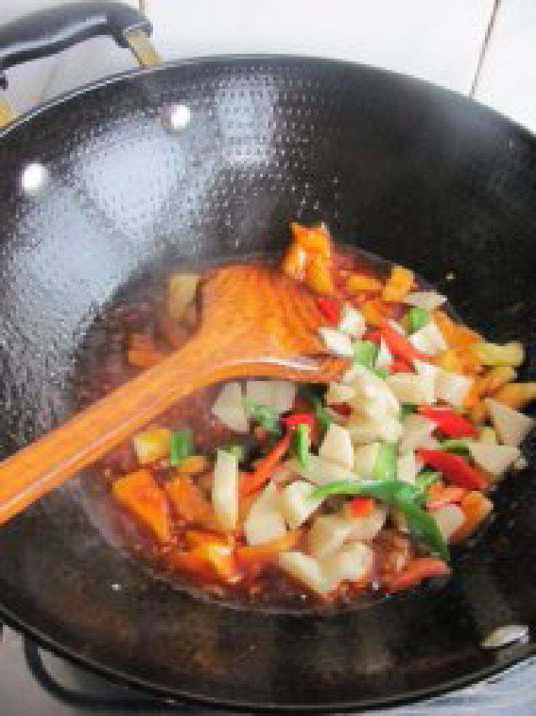 菠萝咕噜肉,加入菠萝，再加入笋块和青红椒。