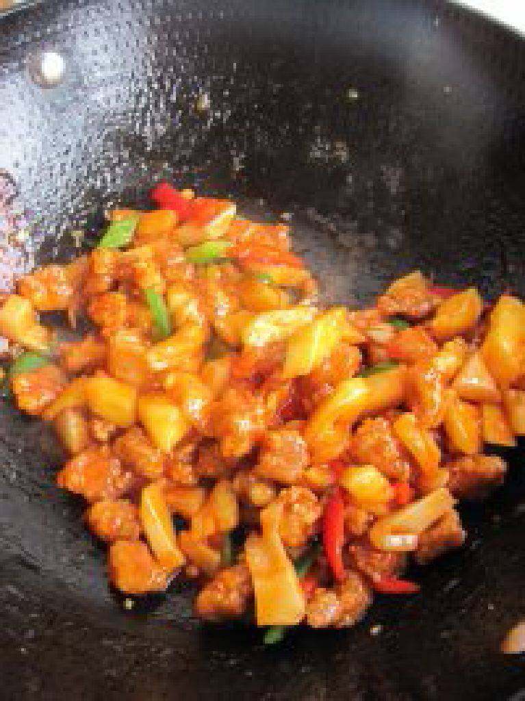 菠萝咕噜肉,
淋入香油，翻炒均匀关火。