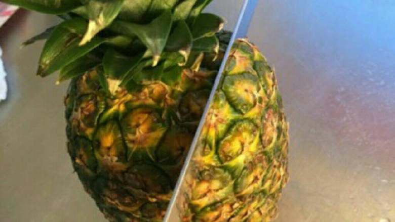 菠萝饭,把<a style='color:red;display:inline-block;' href='/shicai/ 597'>菠萝</a>顺着叶子的边缘刨开